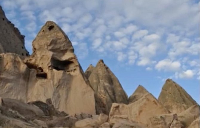 Domy "vytesané" do skal v Turecku