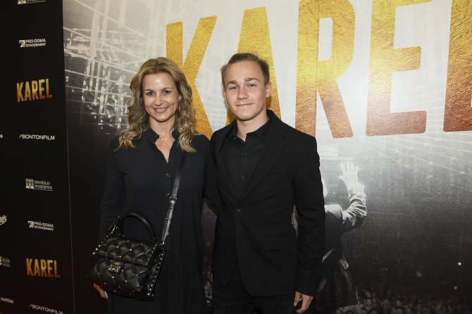 Monika se starším synem Jakubem na premiéře filmu Karel.