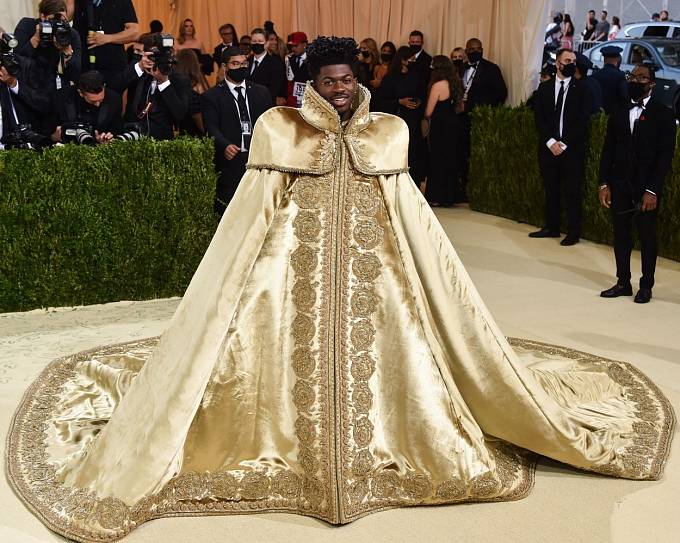 Lil Nas X nejdřív přišel v královském plášti.