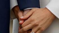 Meghan Markle dostala od prince Harryho zásnubní prsten za 7 milionů korun. 