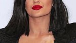 Kelly Jenner zřejmě nemůže senat make-up, který by jí seděl a tak si musí natírat i krk a dekolt!