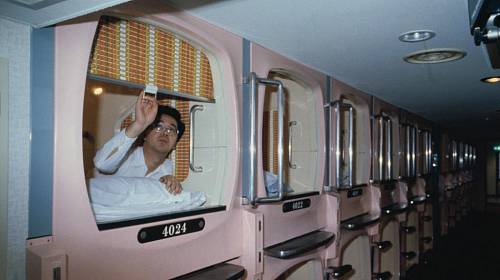 <p>Tokijské kapslíkové přespání, desítky pokojíků na malém prostoru</p>
