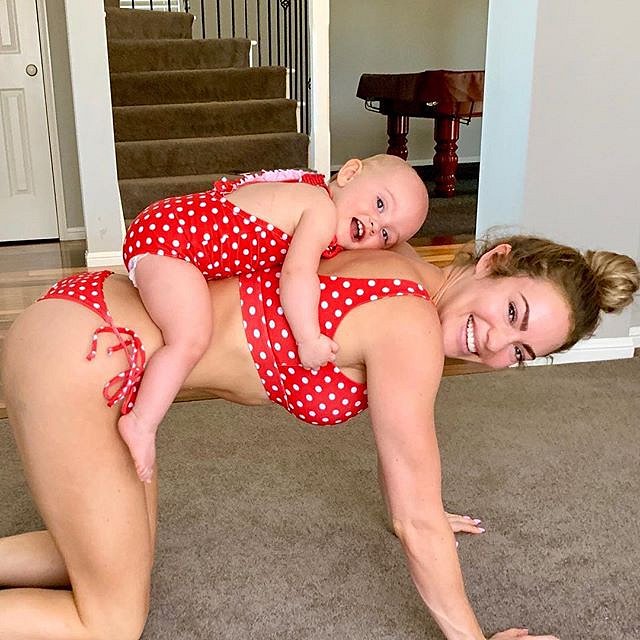 Emilia Skye dokazuje, že cvičit se dá i s dítětem.