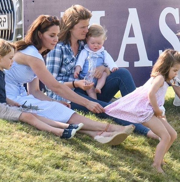 Vévodkyně Kate s dětmi