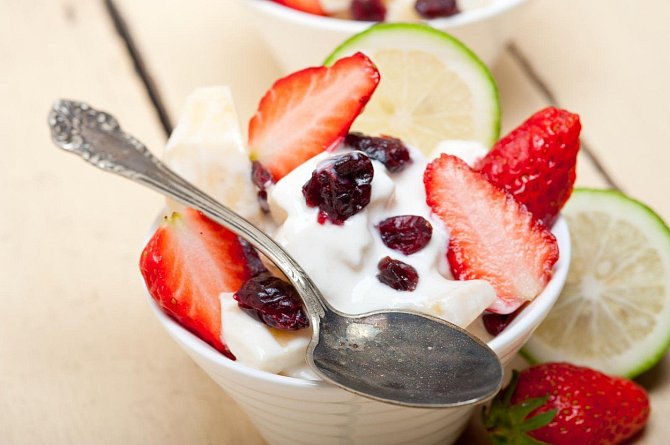Zdravé mlsání v podobě jogurtu s jahodami.