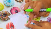 Tohle bude bavit děti. Pečící papír může sloužit i jako prostředek k razítkování. Stačí jej popsat nebo pokreslit fixa a pak obtisknout na klasický papír.
