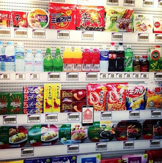 V metru naleznete automaty na cukrovinky a nápoje, z kterých můžete nakupovat jen pomocí telefonu. Jde o první automaty na světě tohoto typu.