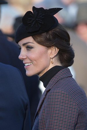 Tento decentní model si Kate vzala 10. ledna na ceremonii v Sandringham v Norfolku.