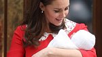 Malého prince Louise přivítala Kate v červených šatech s bílým límečkem.
