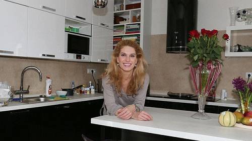 Olga Menzelová ve své kuchyni