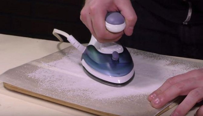Připáleniny z žehličky odstraníte tak, že na podložku rozložte pečící papír, ten posypte solí. 