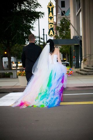 Svatební šaty v barvách duhy: Vypadají dokonale a nemusejí… | Kafe.cz