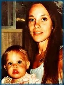 Angelina se svou maminkou Marcheline Bertrand, která bohužel před pár lety podlehla rakovině.