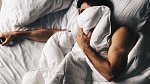 Muži mívají během spánku erekci každou hodinu a půl.