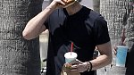 Že by pojídání hamburgerů bylo ve scénáři seriálu Californication? David Duchovny by mohl vyprávět...