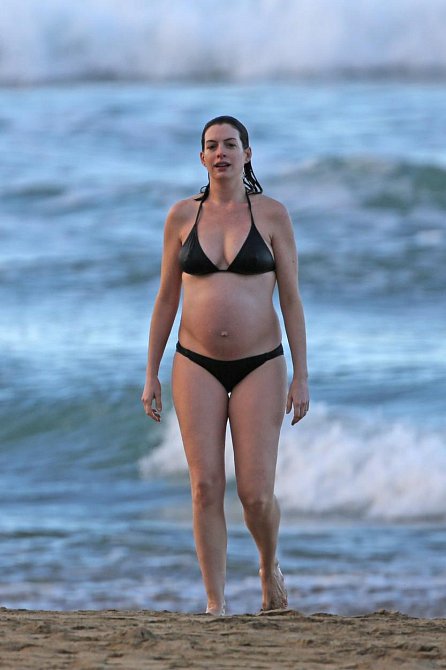 Tyto dámy po těhotenství nehubnou jako zběsilé - Anne Hathaway