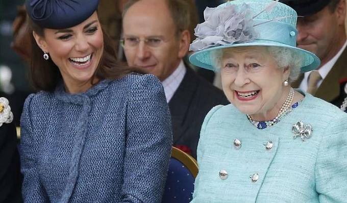 Kate si svou sympatickou povahou získala i královnu Alžbětu.