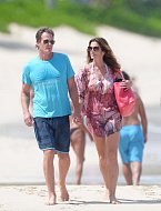 Cindy Crawford si libuje v nejrůznějších plážových halenách. Ty jsou ideální pro všechny, které se zdráhají předvést okolí v plavkách.