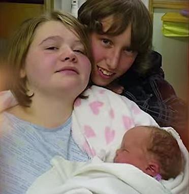 April Webster a Nathan Fishbourne se svým novorozeným synem.
