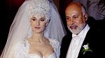 Svatební šaty Celine Dion. Čelenka vážila snad tunu a Celine neslušela. Svatba s René Angelilem se konala v roce 1994.
