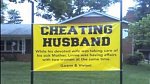 Opět jeden nápis, tentokrát informující sousedy o manželově nevěře.