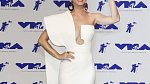 Katy Perry a její úchvatná bílá róba, která odhalila, že se zpěvačce podařilo zhubnout.