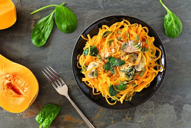 Zeleninové špagety jsou odlehčenou verzí klasických těstovin. Zkuste špagetovou dýni, mrkev, řepu, bílou ředkev, tuřín nebo cuketu.