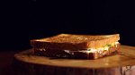 Sendvič 8 - Toust s jalapeno papričkami. Co budete potřebovat: toustový chleba, jalapeno papričky, krémový sýr (např. Lučina), jarní cibulka, sušený česnekový prášek, cheddar, tvrdý sýr dle chuti, máslo, sůl a pepř