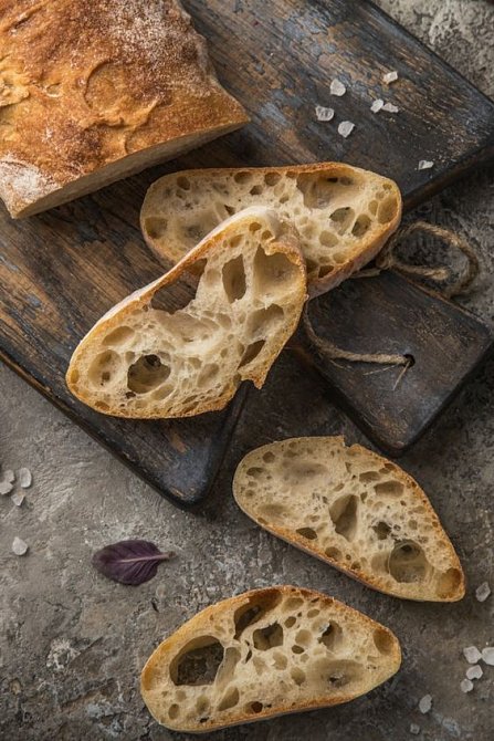 Chleba je základem jídelníčku.