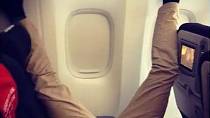 2. Lidi dokážou v letadle usnout v nejrůznějších polohách.
