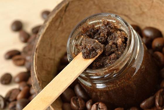 Kokosový cukr a káva tvoří perfektní dvojici pro výrobu tělového peelingu.