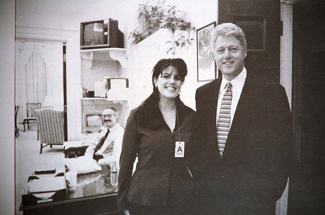 Monica Lewinsky byla sekretářkou Billa Clintona, jejich vztah ale přerostl v intimní poměr