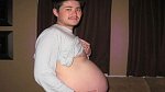 Muž s největším počtem těhotenství - 3! Thomas Beatie se narodil jako žena, během svého přerodu na muže si ponechal reprodukční orgány a tak se mohl stát matkou a zároveň otcem svým třem dětem.