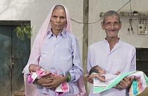 Omkari Panwar s manželem a jejich čerstvě narozenými dětmi.