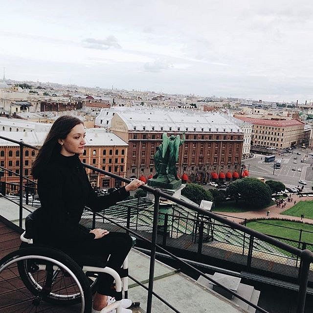 Invalidní vozík není pro ruský pár překážkou.