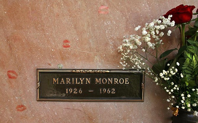 12. Marilyn měla koupené květiny na svůj hrob na dvacet let dopředu. Jednou totiž přiměla svého tehdejšího manžela Joe DiMaggia, aby jí slíbil, že pokud ona zemře dříve než on, tak jí přinese každý týden na její hrob květiny. ...