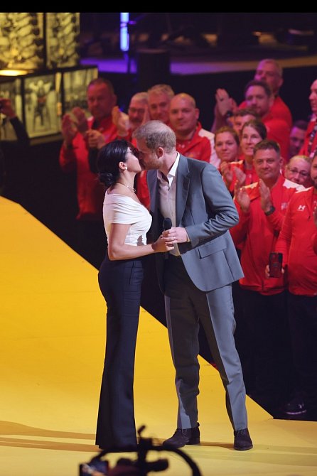 Princ Harry a Meghan Markle se na pódiu políbili. 