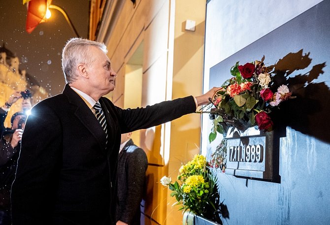 Květinu přinesl také litevský prezident Gitanas Nausėda.