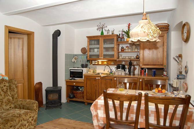 Alexej Pyško má stylovou kuchyni, ze které dýchá láska ke starým dobrým časům.