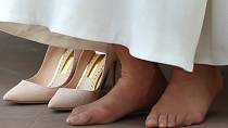 Při uctění Gandhího musela boty sundat.