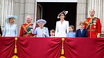 Královna Alžběta II. zamávala lidu z balkónu Buckinghamského paláce. 