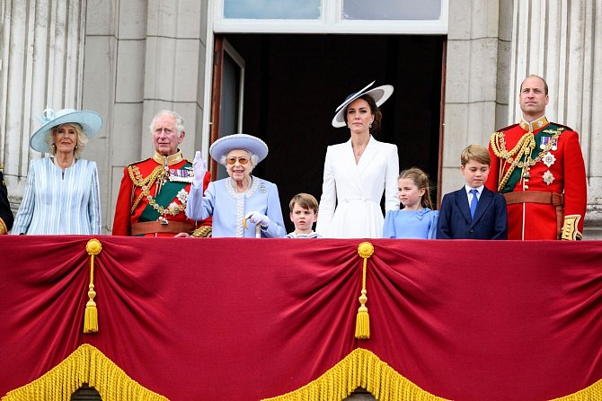 Královna Alžběta II. zamávala lidu z balkónu Buckinghamského paláce. 