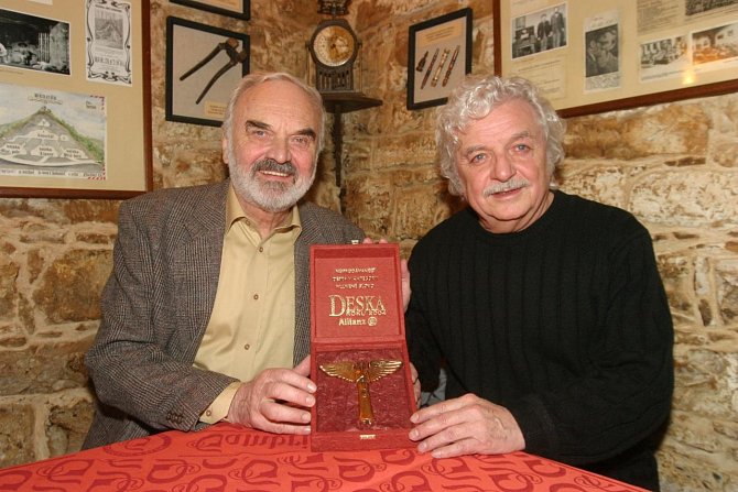 Ladislav Smoljak a Zdeněk Svěrák v Hospodě Na Mýtince u příležitosti předání ceny Andělé 2005 za desku roku mluvené slovo.