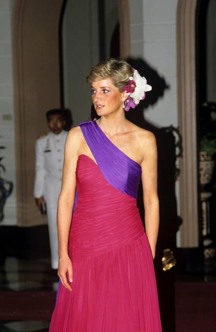 Její šaty připomínaly šaty, které si Diana vzala v roce 1988 při návštěvě Thajska. 