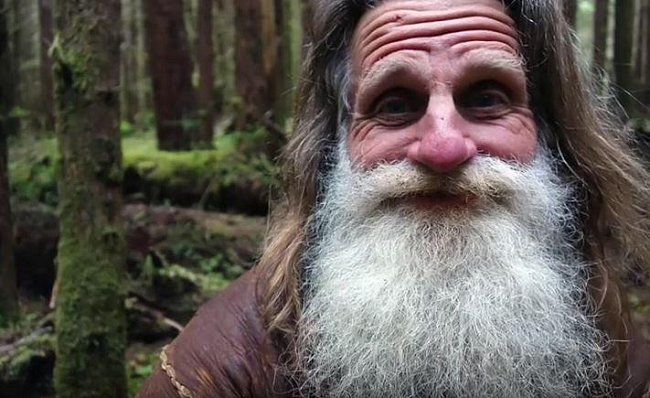 Les – Mick Dodge odešel před pětadvaceti lety do lesů ve státě Washington a začal žít prostý život.