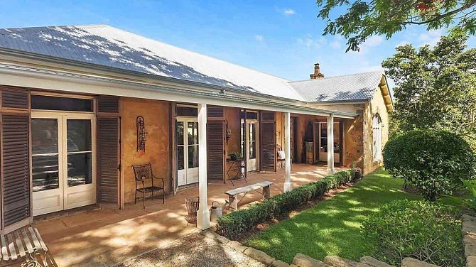 Dům v Austrálii je oázou klidu. Je zařízený ve venkovském stylu, pohrává si s "nedbalou elegancí", sází na přírodní materiály a je velkorysý na prostor.
