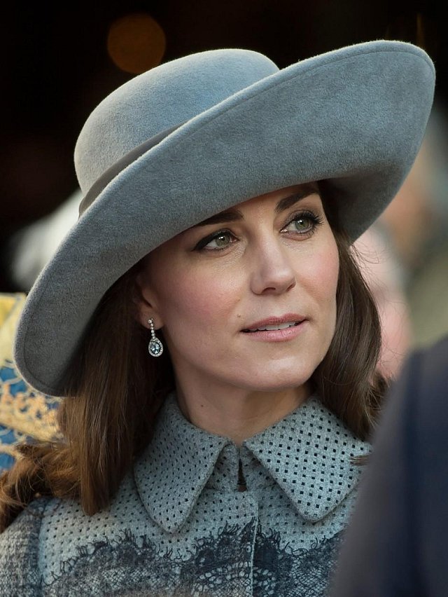 Šedivý, na můj kvus, moc usedlý klobouk s širokou krempou si vévodkyně Kate vzala na oslavu Commonwealth Day.
