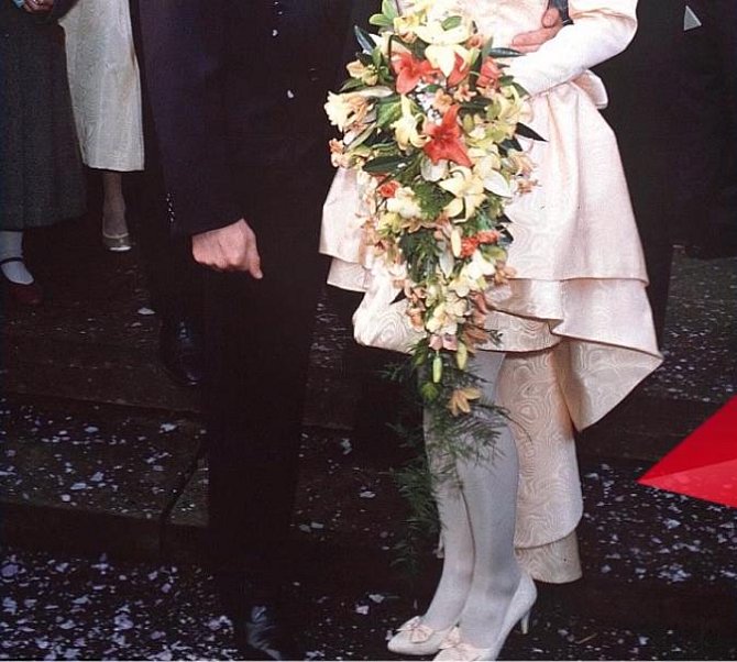 Hvězda osmdesátek Andrea Turner se vdávala za Petera Powella v roce 1990. Povšimněte si bílých punčoch a podivného květinového věnce na její hlavě.