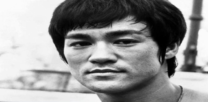 Bruce Lee - zemřel 20. 6. 1973 vinou alergické reakce na analgetika. Bruce byl podle svých fanoušků zavražděn.