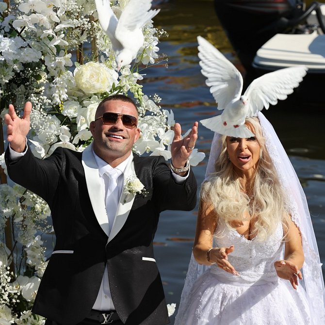 Lela Ceterová a Karlos Vémola měli svatbu teprve před pár měsíci a už jim do vztahu zasáhla nevěra
